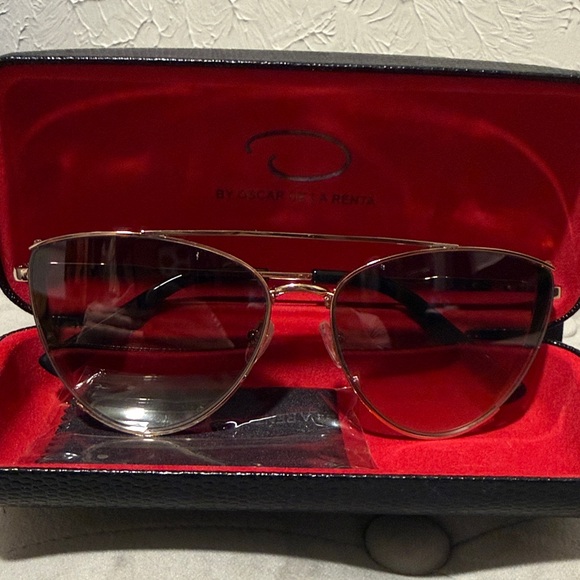 Oscar de la Renta Elegant Gold Sunglasses main image 4